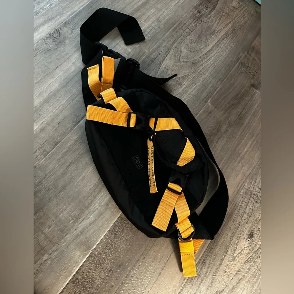 Oath Crossbody Bag Like New - Picture 1 of 3